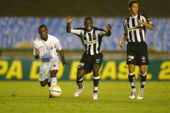 Botafogo e Ipatinga se enfrentaram pela segunda fase da Copa do Brasil. Os mineiros venceram as duas partidas, por 3 a 0, em Minas Gerais, e 3 a 1 no Rio de Janeiro. 