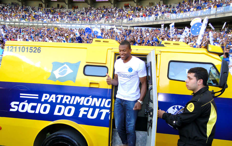 O Cruzeiro inovou mais uma vez na apresentação de Julio Baptista, em 2013. O jogador chegou ao Mineirão dentro de um carro-forte com os dizeres ‘Patrimônio do Sócio do Futebol’.forte.  