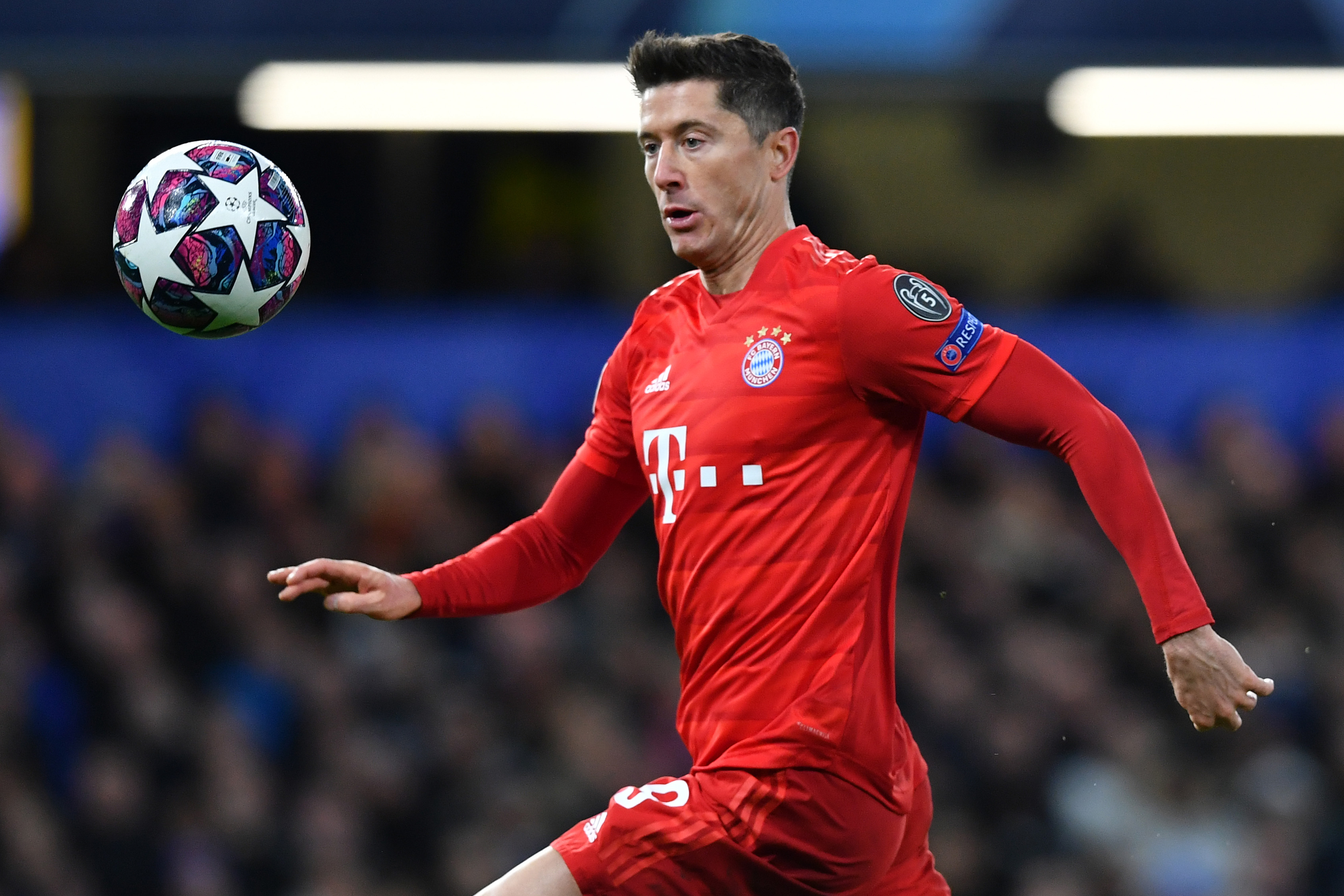 Em mais um gol de placa, Robert Lewandowski se uniu à luta contra o coronavírus e doou, juntamente com sua esposa Anna, uma quantia significativa para fazer sua parte contra a pandemia. Conforme publicado pelo jornal 'Bild', eles doarão um milhão de euros (cerca de R$ 5,5 milhões) que serão destinados ao fundo criado por Goretzka e Kimmich, chamado de "We Kick Corona". Os fundos servirão como centros de caridade para aliviar os efeitos do coronavírus.