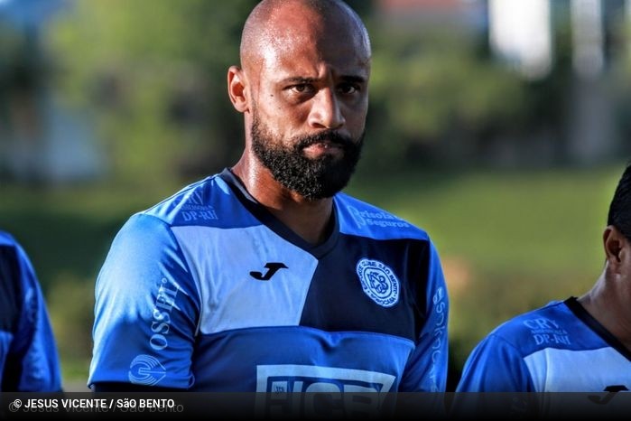 Luizão: o zagueiro teve passagens por Cruzeiro, Vasco e Bahia, e terminou seu contrato com o Santo André em 7 de abril. Foi o líder de rebatidas do campeonato, com 90.