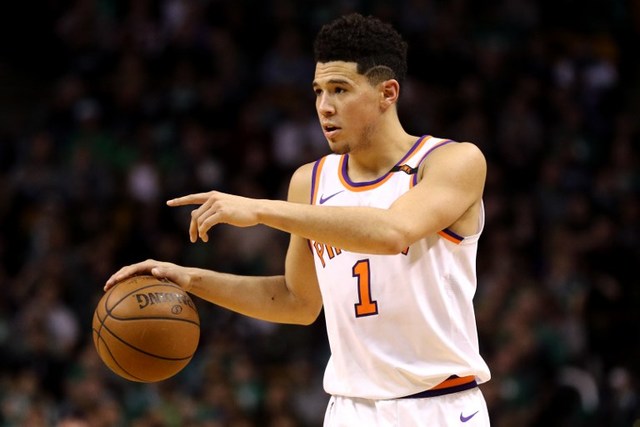 16- Devin Booker (Phoenix Suns) O astro do Phoenix Suns está em alta, após a primeira convocação para o Jogo das Estrelas. Booker sabe que seu time praticamente não possui chances de classificação, mas afirmou que vai lutar com todas as suas forças por isso. Possui médias de 26.1 pontos, 6.6 assistências e 4.2 rebotes