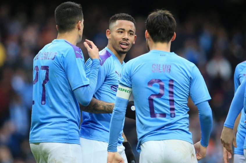 O Manchester City enfrenta problemas no TAS devido ao coronavírus. O clube inglês não poderá disputar as próximas duas competições europeias e terá que pagar  30 milhões de euros (cerca de R$ 140 milhões) devido ao fair play financeiro. O TAS trata como prioridade o surto de coronavírus e adiou algumas de suas audiências.