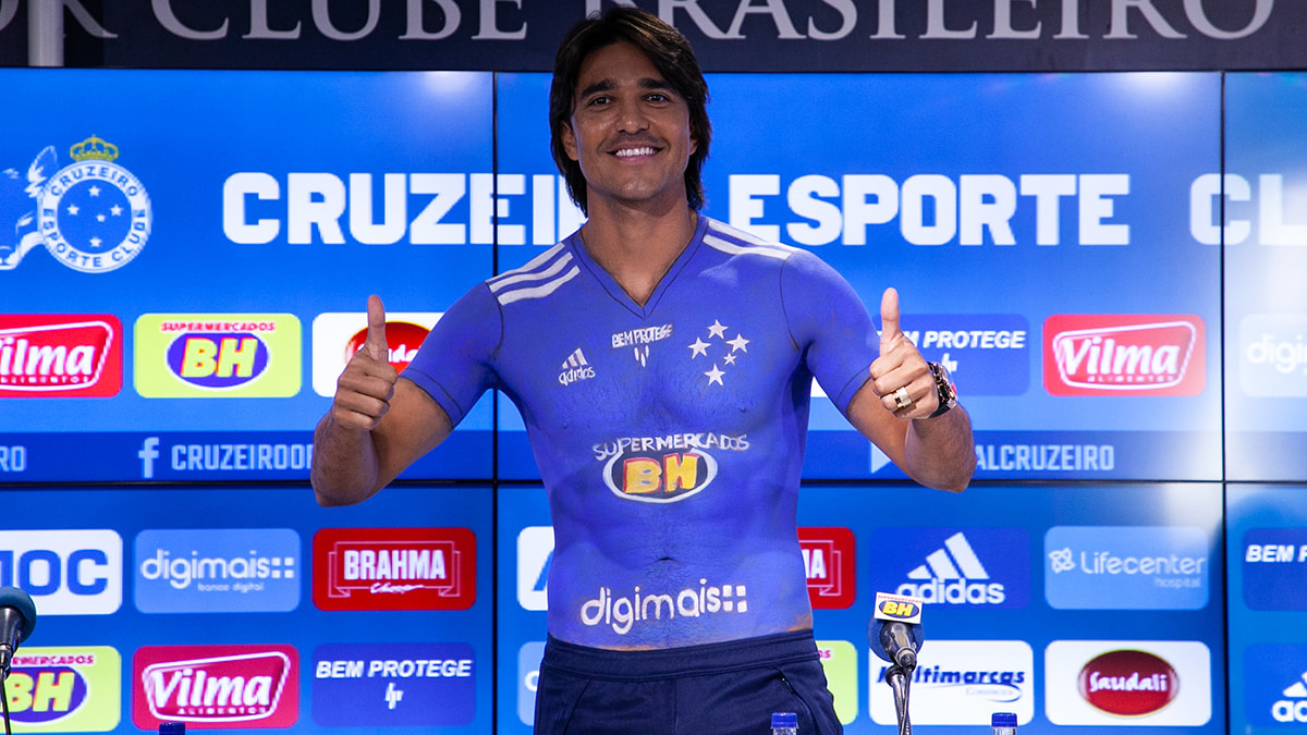 O atacante Marcelo Moreno foi apresentado no Cruzeiro nesta temporada com a camisa do clube pintada no corpo. - Essa camisa sempre esteve comigo - justificou o boliviano, que retorna para sua terceira passagem.