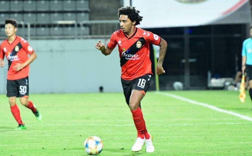 Osman, ex-América-MG e Bragantino, rescindiu com o Gyeongnam e está live no mercado. O atacante retornou ao Brasil e vem mantendo a forma física enquanto procura um clube.