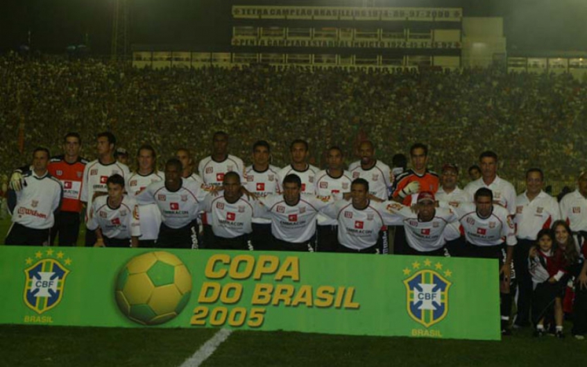 PAULISTA - Impossível não citar a final da Copa do Brasil de 2005, quando o Paulista de Jundiaí foi campeão em cima do Fluminense. Jogando em casa, o time do interior de São Paulo venceu por 2 a 0. Em São Januário, na volta, empate sem gols.