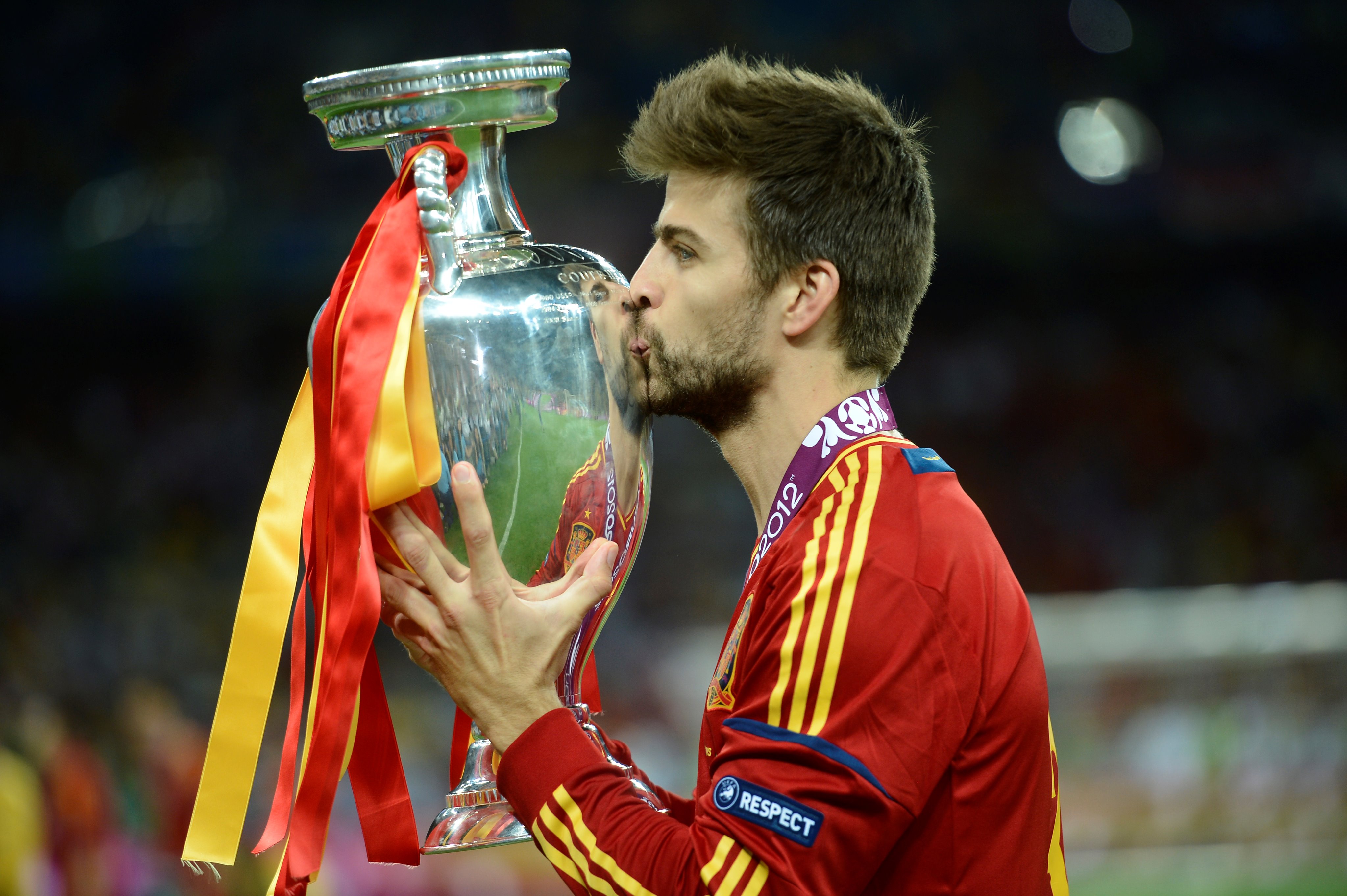 Na quarta posição também com 35 troféus está o zagueiro espanhol e do Barcelona, Gerard Piqué. Ele ganhou títulos no Barcelona e na seleção espanhola. 
