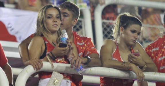 FILHO DE PEIXE... Peixinho é. Romarinho, filho de Romário, protagonizou uma cena curiosa no Carnaval de 2013. O então jogador do Brasiliense foi flagrado em cenas de romance com a ex-ginasta Gabriella Soares na Sapucaí. A parte curiosa do flagra, no entanto, foi a presença da ginasta Jade Barbosa, que ficou 'de vela' enquanto a amiga trocava carícias ao lado.