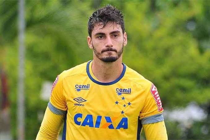 FECHADO: O goleiro Rafael, de 30 anos, que jogou a carreira toda no Cruzeiro, pode acertar com o maior rival da Raposa, o Atlético-MG. O jogador acionou a Raposa na justiça e está livre no mercado.  