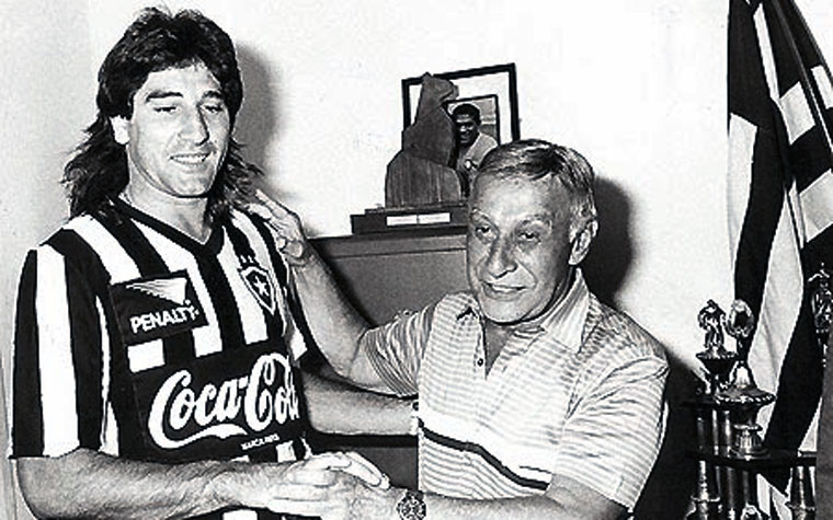 O Botafogo tem a seguinte escalação:  Paulo Sérgio; Carlos Alberto Torres, Hugo de León, Sandro e Marinho Chagas; Túlio Lustosa, Alemão, Mendonça; Luizão, Renato Gaúcho (foto) e Heleno de Freitas. 