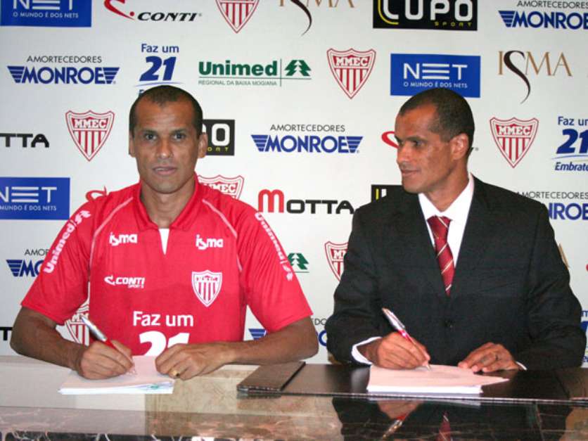  Em junho de 2015, Rivaldo voltou aos gramados e atuou como treinador e jogador do clube do interior paulista. A apresentação foi diferenciada, com ele 'se apresentando' no clube. 