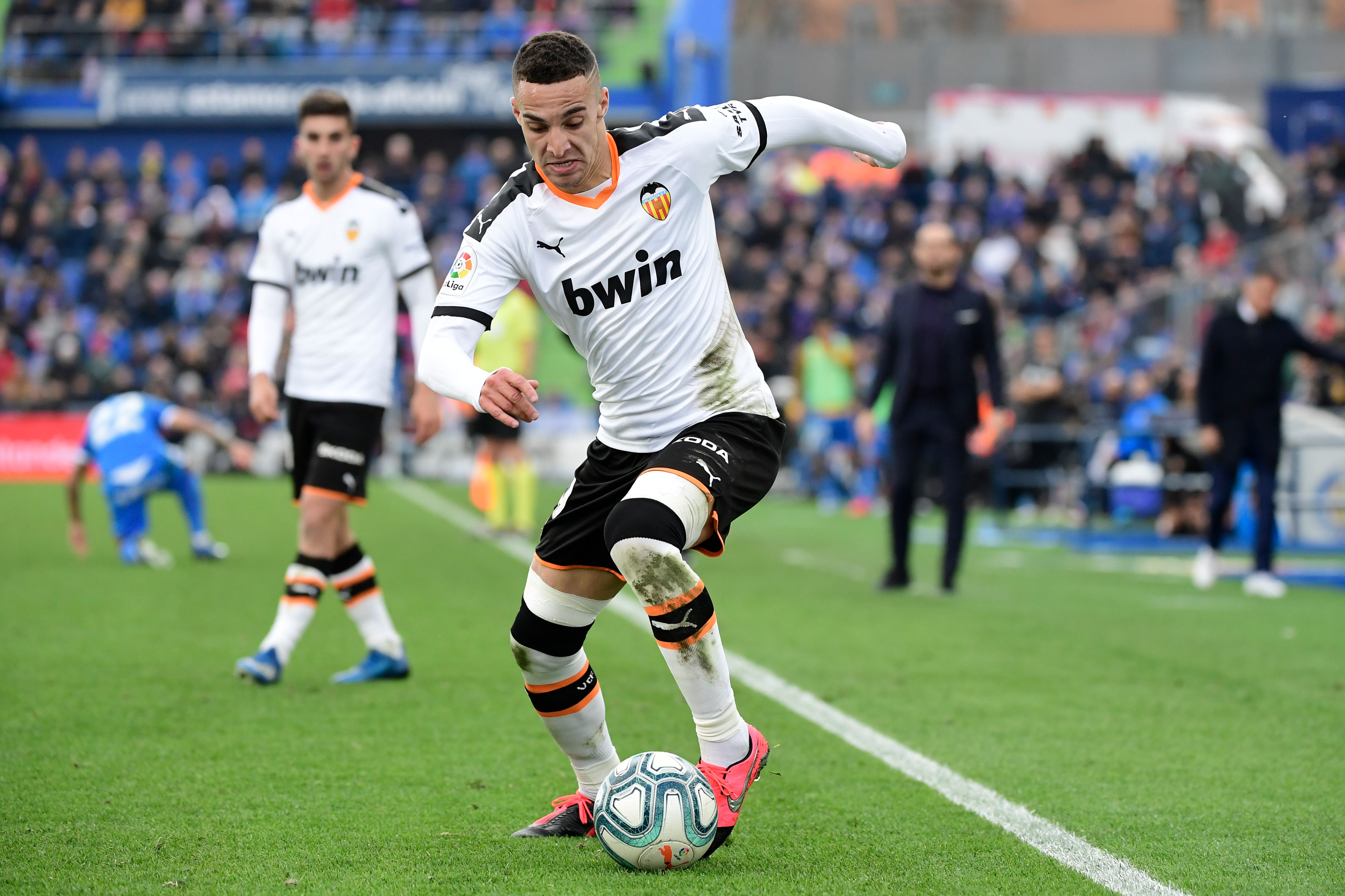 FECHADO - O Valencia, da Espanha, confirmou a saída do atacante hispano-brasileiro Rodrigo Moreno. O destino do jogador é o Leeds United, da Inglaterra, que acabou de subir para a primeira divisão nacional. O clube espanhol não citou valores, mas a negociação gira em torno de 30 milhões de euros (cerca de R$ 198 milhões), segundo a mídia britânica.