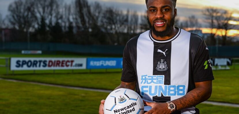 O lateral Danny Rose fez uma doação um pouco inusitada a um hospital da Inglaterra. O jogador do Newcastle doou centenas de pizzas ao North Mid Hospital, que fica em Enfield, em Londres. 