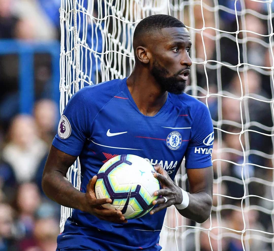 ESQUENTOU - Longe de serem finalizadas, as conversas para Antonio Rüdiger renovar com o Chelsea seguem em andamento, porém ambas as partes parecem desejar um final positivo na negociação.