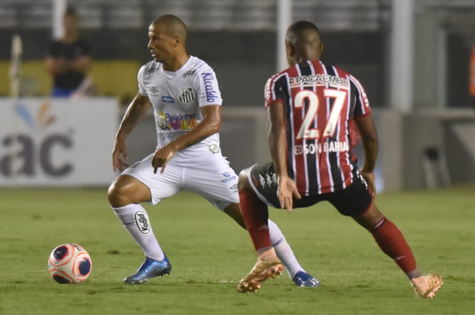 BOTAFOGO-SP | SOBE - Francis incomodou um bocado, com subidas pelo lado direito, mas nada que incomodasse o Santos. O goleiro Darley fez grande defesa após Eduardo Sasha bater e evitou um placar ainda pior. | DESCE - Muito preso no próprio campo. Apostou nos contra-ataques, mas não teve força para isso. No lance do primeiro gol do Santos, Didi deu espaço para Soteldo lançar Eduardo Sasha, e Gilson errou na marcação de Sánchez. No segundo, Jordan foi facilmente driblado por Soteldo, e Reginaldo deixou Sasha cabecear.