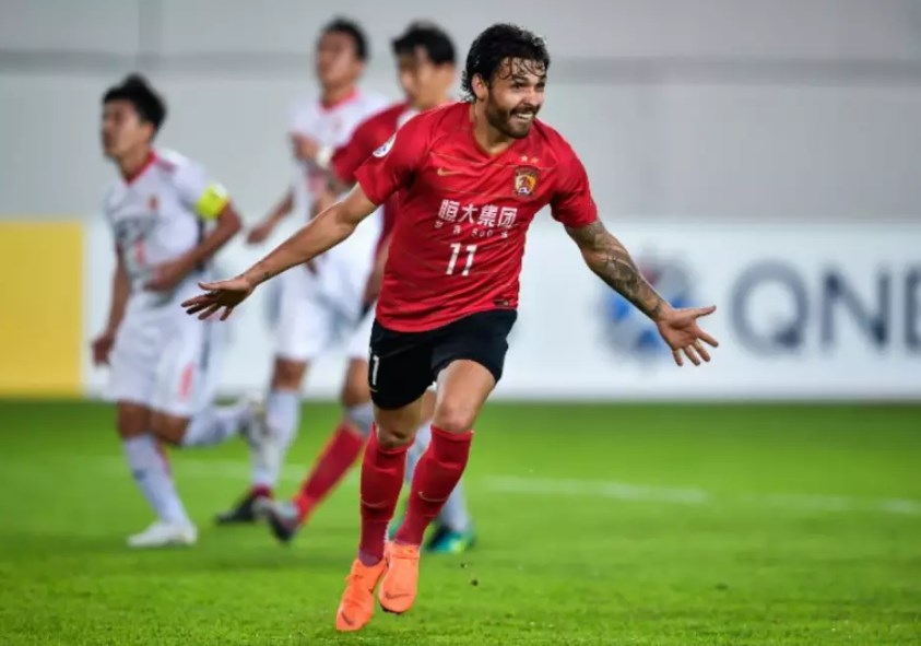 Ricardo Goulart, de 28 anos, está no Guangzhou Evergrande e tem contrato com o clube até dezembro de 2023. O salário dele gira em torno de 20 milhões de reais por ano, algo de cerca de 1,5 milhão de reais por mês. 