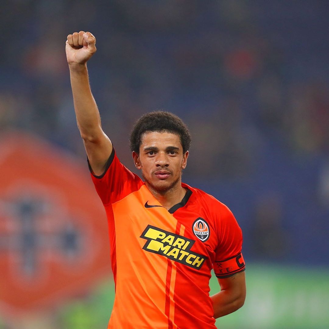 SHAKHTAR DONETSK do brasileiro Taison é tetracampeão da Ucrânia, desta vez com cinco rodadas de antecipação, levando pela 13ª vez o troféu nacional. Está dentro da Liga dos Campeões 2020-21.