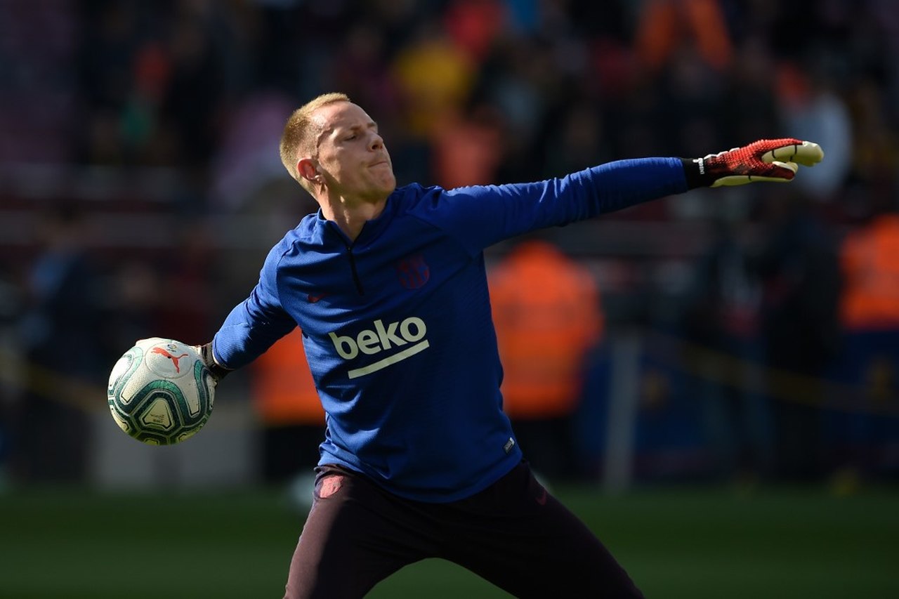 ESQUENTOU: Com contrato até junho de 2022 com o Barcelona, o goleiro Ter Stegen já atrai os holofotes da direção blaugrana. De acordo com informações do jornal "Sport", o clube catalão quer estender o vínculo do arqueiro alemão assim que a atual janela de transferências se encerrar.