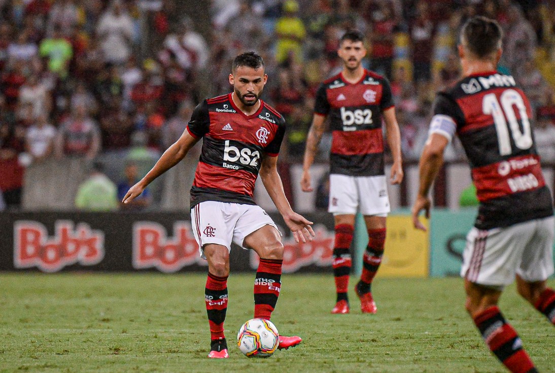 O volante Thiago Maia, do Flamengo, doou termômetros infravermelhos e equipamentos de proteção individual para o Hospital Geral de Roraima, estado onde nasceu.