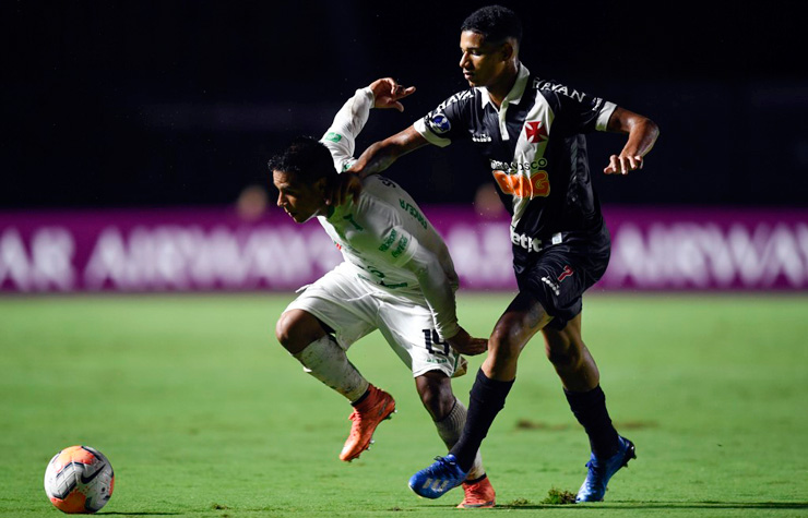 ORIENTE PETROLERO | SOBE: Sabendo da diferença técnica entre as equipes, o time boliviano correu muito durante toda a partida, alguns momentos da partida conseguiu até equilibrar a partida. | DESCE: Mesmo com muita dedicação, o nível técnico da equipe era muito baixo do Vasco. Mesmo com os erros técnicos do Vasco, o time não conseguiu ameaçar o gol do Fernando Miguel. 