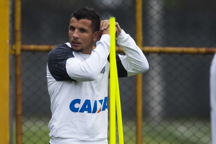 ESQUENTOU - Ex-Santos, o meio-campista Vecchio já pode assinar pré-contrato com outro clube. Ele ainda não buscou renovar com o Racing e existe a possibilidade do jogador optar pela aposentadoria.