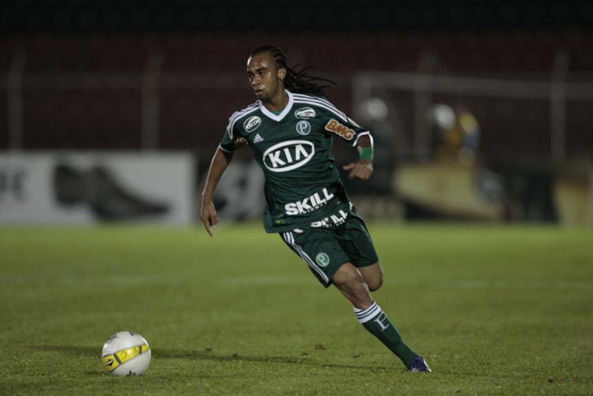 Quem não lembra da ‘vaquinha’ para a contratação de Wesley no Palmeiras? Dentro de campo, o volante nunca foi unanimidade e, apesar de ter algumas boas atuações na conta, irritou a torcida por não demonstrar vontade. Saiu de graça para o rival São Paulo em 2015.