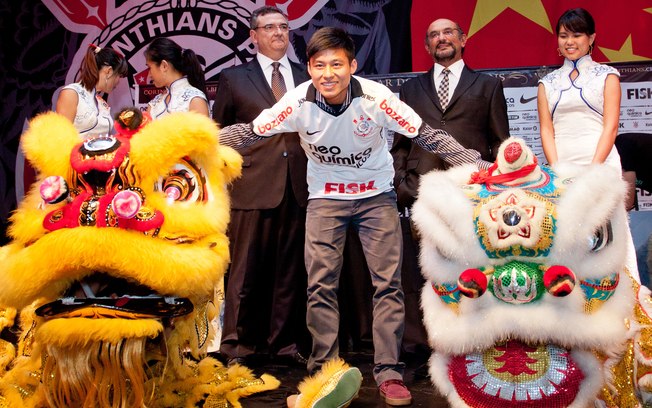 O chinês Zizao chegou ao Corinthians em uma apresentação que contou com dragões chineses e representantes do país asiático. 