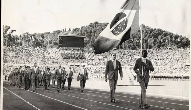 Após disputar as Olimpíadas pela primeira vez em 1952, onde acabou eliminada pela Alemanha Ocidental nas quartas de final, a Seleção Brasileira não garantiu vaga para os jogos de Melbourne, na Austrália.