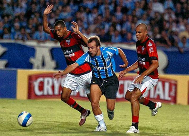 O Atlético-GO, então na Série C, passou pelo Grêmio nas penalidades, em pleno Olímpico, em 2008, em duelo válido ainda pela segunda fase.