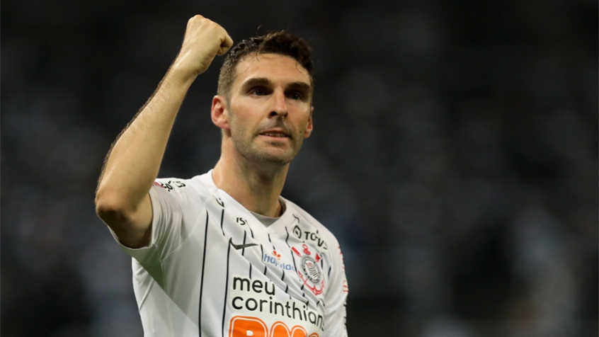 FECHADO - O atacante Mauro Boselli fez seu último treino com a camisa do Corinthians nesta quinta-feira, véspera de Natal. Em suas redes sociais, o argentino publicou uma foto e uma mensagem se despedindo dos companheiros, comissão técnica e torcida. "Me sinto orgulhoso de ter vestido essa camisa. Foi uma grande honra para mim. E faço uma menção especial a torcida do Corinthians porque eles realmente são diferentes. Espero ter representado tanto dentro quanto fora de campo. A partir de hoje o Corinthians tem um torcedor a mais e desejo todo sucesso do mundo".