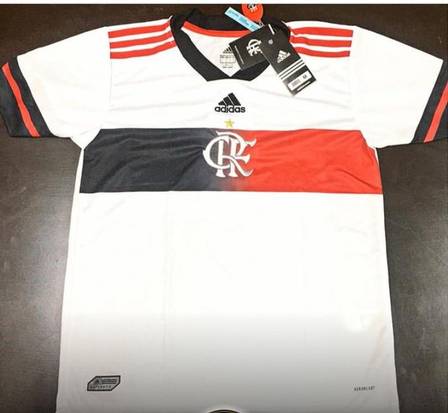 A camisa número 2 também vazou na internet. O modelo, branco em quase sua totalidade, tem o CRF centralizado, 'cercado' por preto e vermelho.