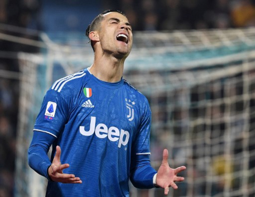 ESQUENTOU - A Juventus irá buscar conversar com Cristiano Ronaldo por uma renovação contratual até 2023, informa o jornalista Nicolo Schira. A expectativa é de que as negociações comecem nas próximas semanas, mas o atacante terá que aceitar sofrer uma redução salarial. O novo acordo que a Velha Senhora deve propor, o veterano passará a ganhar 20 milhões de euros (R$ 120 milhões) por ano.