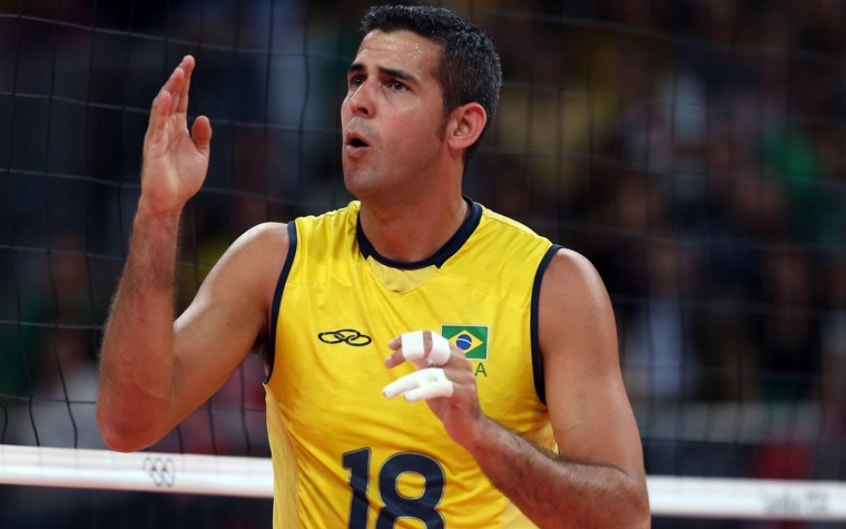 O ex-jogador de vôlei Dante, multicampeão com a Seleção Brasileira (campeão olímpico, tricampeão mundial, heptacampeão da Liga Mundial, entre outros) concorreu, em 2018, a uma vaga como deputado federal, mas não venceu. Neste ano, o MDB anunciou que vai banca-lo para a prefeitura de Itumbiara.