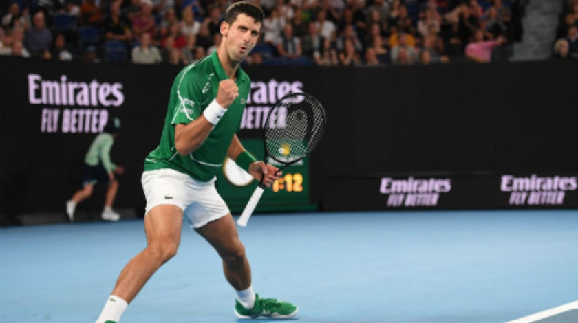 Depois de Roger Federer e Rafael Nadal doarem quantias para amenizar os efeitos do vírus, foi a vez de Novak Djokovic. O sérvio doou 1 milhão de euros, cerca de R$ 5,5 milhões, para a compra de respiradores na Sérvia. A informação é do jornalista Saša Ozmo, do Sportklub, jornal da Sérvia.