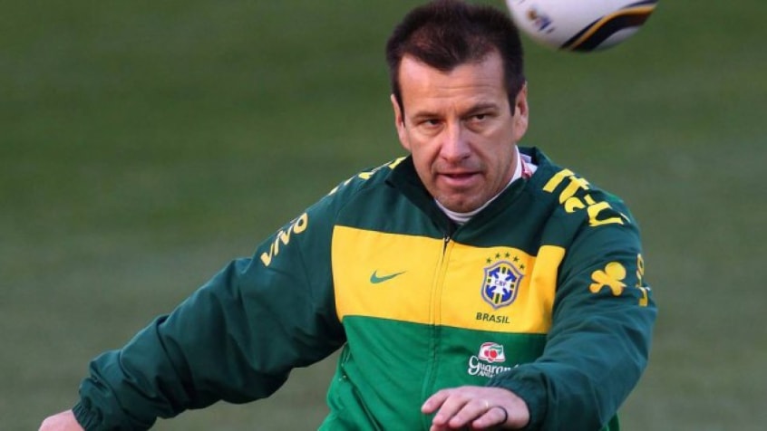 Dunga tinha sido por punido e não poderia comandar a Seleção em amistosos por causa de sua expulsão em partida do Brasil com o México.