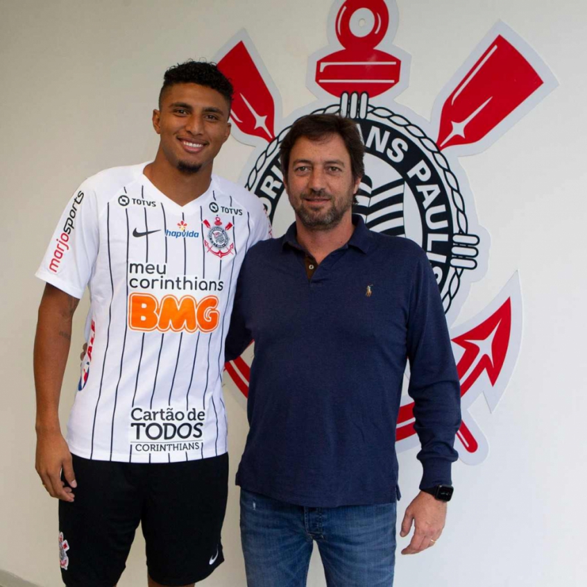 O volante Éderson foi oficializado como reforço do Corinthians na última sexta-feira, pelas redes sociais. Ele acertou por cinco temporadas e chega para brigar por uma vaga no meio de campo com Victor Cantillo, Camacho e Richard.