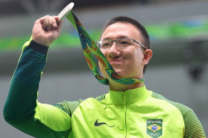 Então com 24 anos, Felipe Wu faturou a primeira medalha (e foi de prata) do Brasil nos Jogos. Foi no tiro esportivo, na categoria pistola de ar de 10 metros. Foi a primeira insígnia do país na modalidade desde a edição de 1920, na Antuérpia (Bélgica). Ele está classificado para os Jogos de Tóquio.