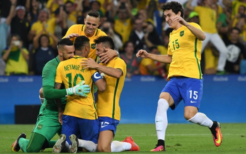 Comandado por Neymar e Gabigol, o Brasil foi ouro em 2016. O técnico era Rogério Micale e agora é André Jardine, que, por conta do limite de idade e clubes não liberarem diversos astros, tem um grupo totalmente diferente do que foi na Rio-2016.