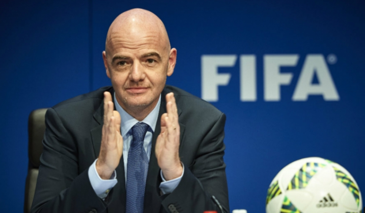 A Eurocopa também parece ameaçada. A cem dias da competição, o presidente da Fifa, Gianni Infantino, disse que, neste momento, não é possível descartar nenhuma situação nem medida.