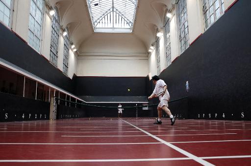 Os Jogos de 1908, em Londres, tiveram partidas de jeu de paume, antecessor do tênis. À época, a modalidade era chamada de tennis e o tênis hoje famoso era denominado "lawn tennis".