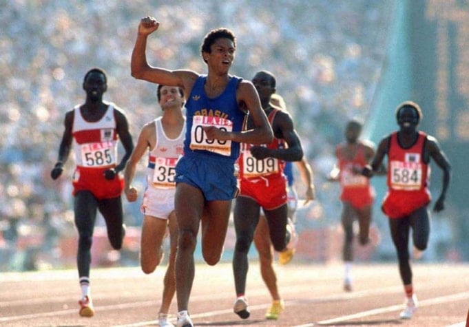 O atletismo também deu alegrias ao Brasil. Joaquim Cruz ganhou a prata nos 800 metros rasos, enquanto Robson Caetano faturou a medalha de bronze nos 200 metros rasos.