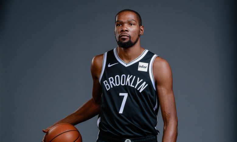 Na sétima posição está o ala Kevin Durant, do Brooklyn Nets. O americano faturou aproximadamente R$ 348 mi em doze meses, juntando salários e outros benefícios.