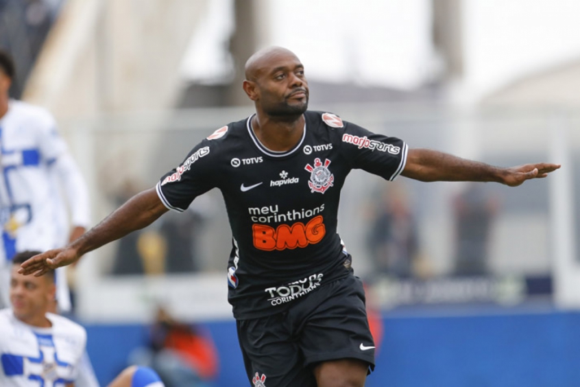 O Corinthians foi surpreendido neste sábado de Carnaval e levou a virada do Água Santa por 2 a 1, com gol no fim do jogo, em duelo válido pela 7ª rodada do Paulistão. O Timão teve alguns destaques individuais, mas não fez boa partida. Vágner Love, autor do gol, foi o destaque do Alvinegro paulista. Confira as notas do Corinthians no LANCE!