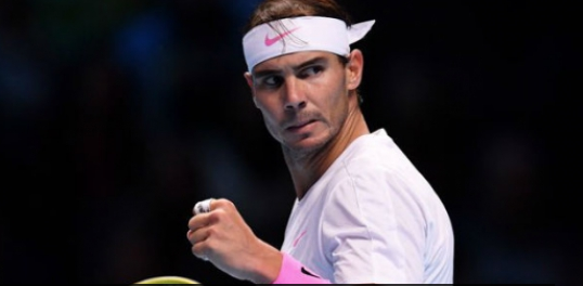 O espanhol Rafael Nadal demonstrou durante uma live seu descontentamento com a proibição de jogar tênis. "Não entendo porque não podemos jogar tênis quando muita gente está indo trabalhar, e mais é nosso esporte, que mantemos distância grande. Mas é uma situação muito crítica, o governo está sobrecarregado, e é preciso aceitar as regras".