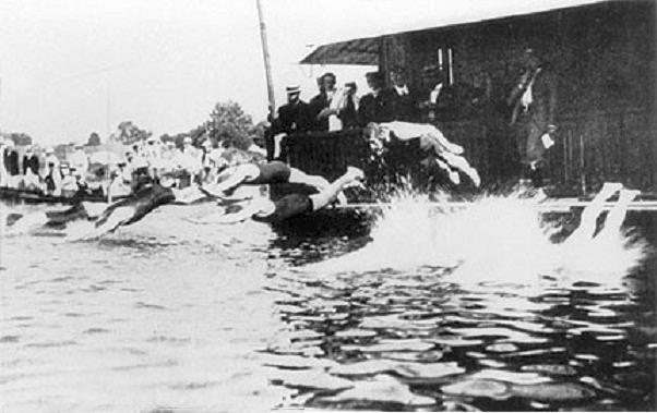 Nos Jogos de 1900, em Paris, foi disputado o nado subaquático. Os competidores somavam pontos a cada metro nadado debaixo d'água. Foi uma das sete provas de natação daqueles Jogos. 