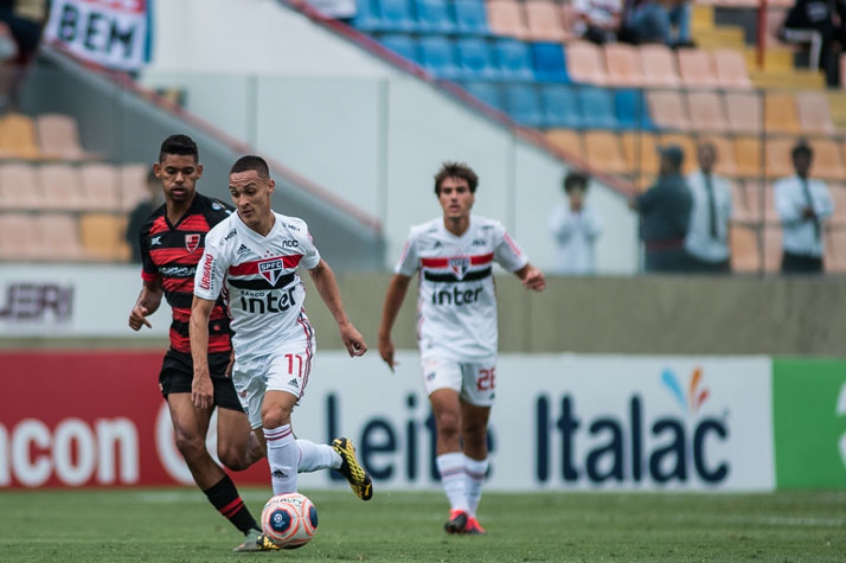 OESTE - SOBE - Bruno Paraíba e De Paula: Difícil encontrar algo positivo em uma atuação tão ruim como a que o Oeste teve, mas a dupla de ataque, em alguns momentos, levou perigo a zaga do São Paulo. De Paula e Paraíba tiveram boas oportunidades e finalizaram bem. O primeiro parou em boa defesa de Volpi e, na chance de Paraíba, a bola passou muito perto. - DESCE - Falta criatividade: Para um time que já se complica na luta contra o rebaixamento, faltou mais ousadia e criatividade para tentar um resultado positivo contra o São Paulo. O time pouco criou e teve apenas duas oportunidades de gol durante os 90 minutos da partida. Se quiser permanecer na elite do futebol paulista, precisa produzir mais.