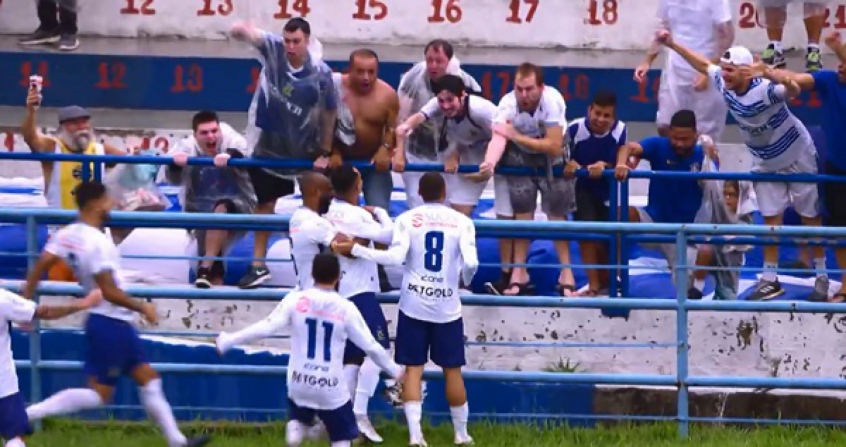 SANTO ANDRÉ: Sobe - Segue o líder: O Santo André não só lidera o Grupo B do Campeonato Paulista,tendo ganhado 4 das 5 partidas disputadas, mas também é o time com mais pontos até agora na competição. O Ramalhão até agora ainda não tinha enfrentado um dos 4 grandes times do estado, então foi bem aprovado no primeiro grande teste do ano. - Desce - Retranca perigosa: O Ramalhão se acomodou muito com o placar de 2 a 0 construído no primeiro tempo e deu todo o espaço do mundo para o time da capital jogar todo no campo de ataque. Desse espaço dado para o tricolor, perigaram tomar o empate e até mesmo a virada, que só não vieram por causa de grandes defesas realizadas por Fernando Henrique.