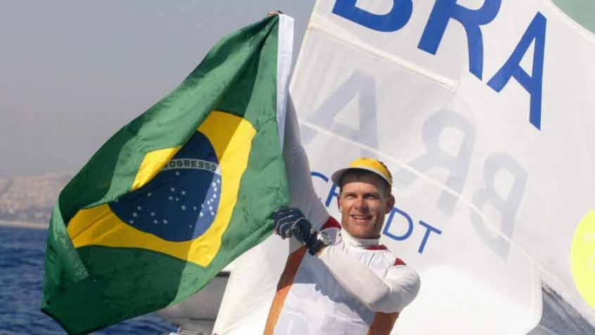 O velejador Robert Scheidt garantiu vaga em sua sétima Olimpíada e ocupa o topo dos atletas brasileiros que mais participaram das Olimpíadas. 
