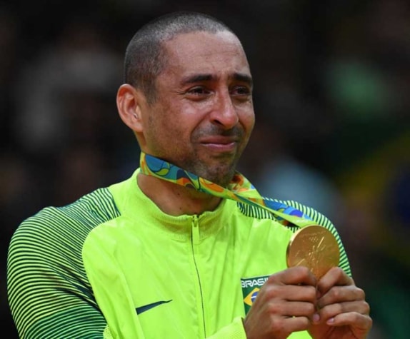 O jogador de vôlei Serginho é o atleta brasileiro recordista em medalhas olimpicas em modalidades coletivas. O líbero acumulou a impressionante marca de quatro insígnias nos Jogos: dois ouros (Atenas 2004 e Rio de Janeiro 2016) e duas pratas (Pequim 2008 e Londres 2012). Vai ser difícil alguém superá-lo!