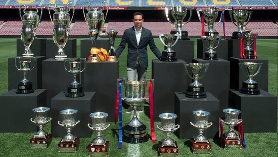 Na sexta colocação aparece o ex-meia espanhol Xavi, com 31 títulos. Ele é lenda no Barcelona, onde jogou em quase toda sua carreira e conquistou a maioria dos troféus. 