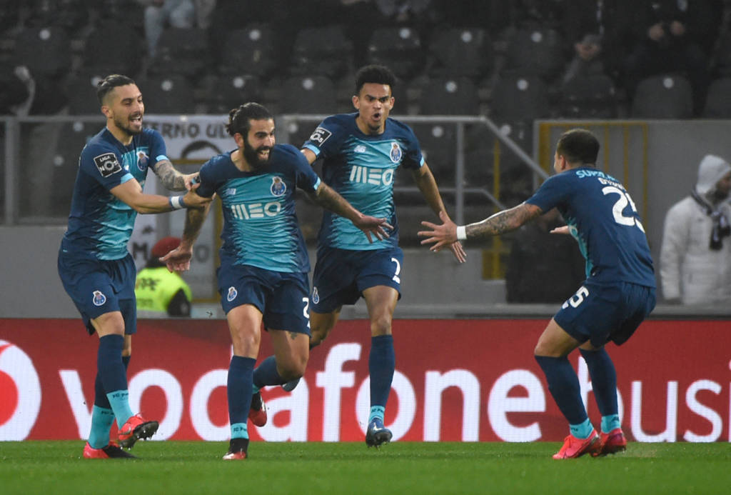Em Portugal, o Porto é o líder. O Campeonato Português irá retornar no dia 3 de junho.